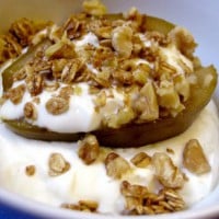 Baked Pear with yogurt and walnuts